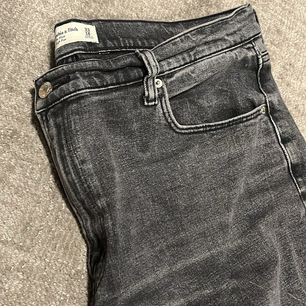 abercrombie high rise mom jean in black / grey